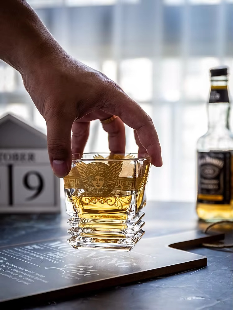 Medusa Gold Head Painted Whisk - Whisky Beer And Wine のレビューと価格